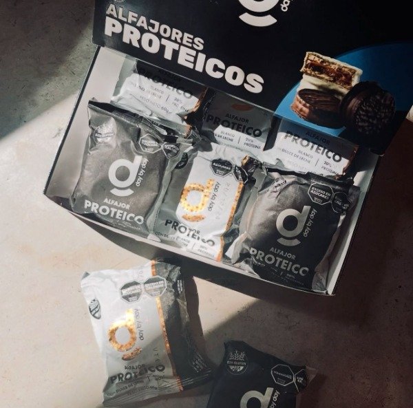 CAJA de Alfajores PROTEICOS - NEGRO con Dulce de Leche x 12 uni DAY BY DAY